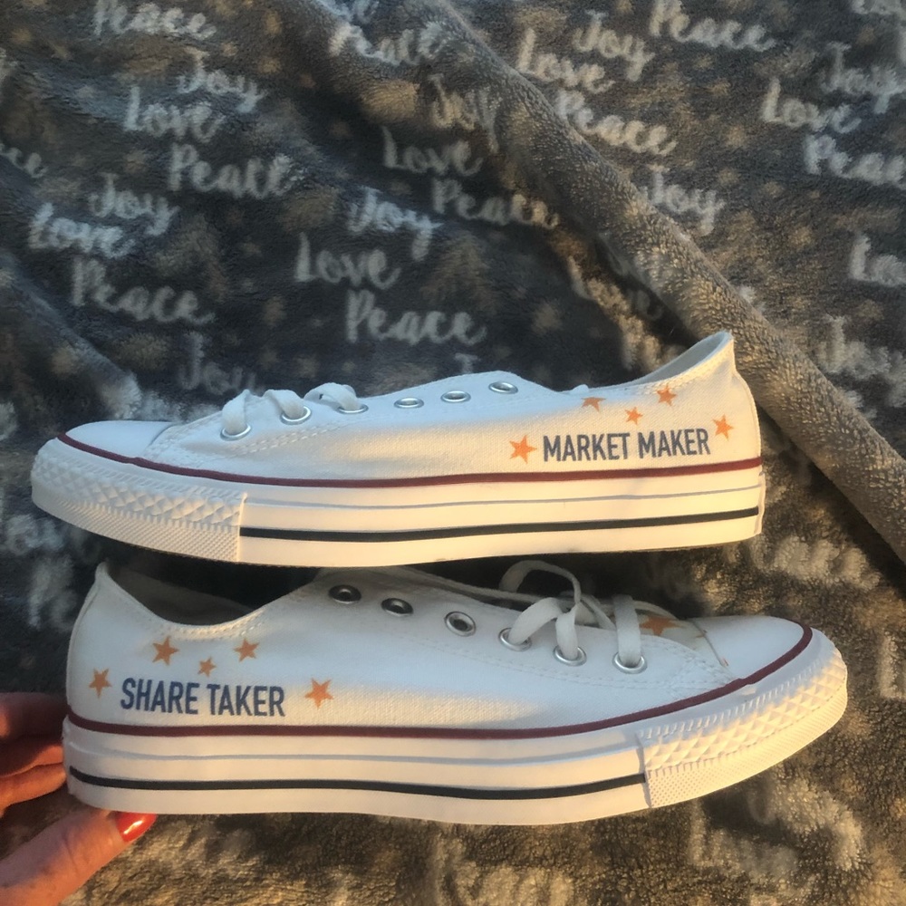 Size 9 W white Converse Chucks